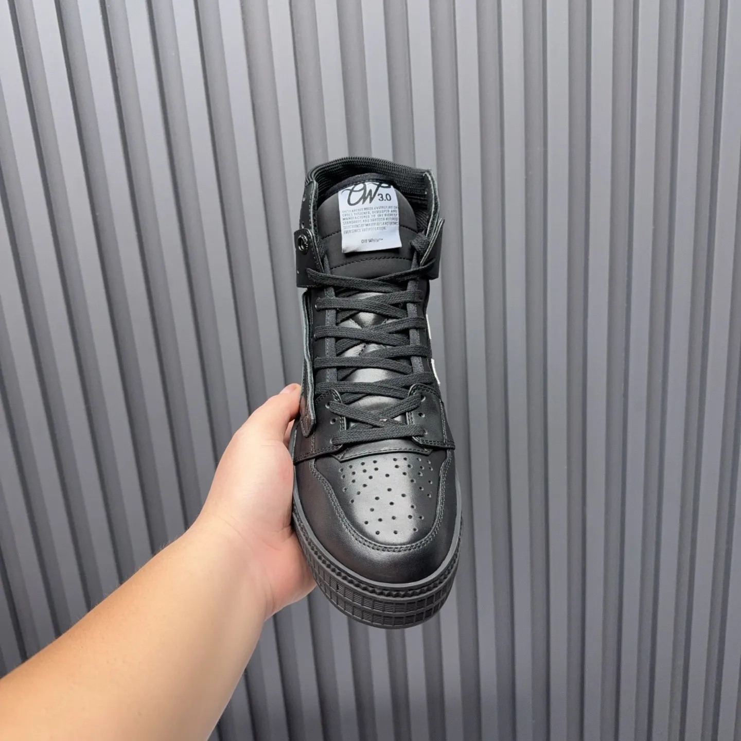 Men's shoes💰740 OFF WHITE ⚡️Couple style⚡️The latest spring style street casual shoes, released with the highest quality version on the market👊Series original mold opening, original lasting, production technology 1:1 original version➰🔜The best choice for more and more celebrities and Internet celebrities🔸In the classics Changes in the code🔸Innovate in the trend🔸Strive to break away from the shackles of bad street design🔝Although he is not the originator of fashion design, he is definitely a shining dark horse in avant-garde design🐴🆙Do not follow the trend🔅Not universal beauty🔅 Fabric💯First-layer cowhide Lining💯Imported skin-friendly and environmentally friendly polyester mesh Foot pads💯Original molded high-elastic environmentally friendly molding pads Midsole💯Made with original last-last technology Outsole💯Rubber outsole Packaging💯Official website synchronizes full set of packaging (brand wrapping paper, brand certificate, brand cloth bag) Code numbers 35-44, 45 46 Customized